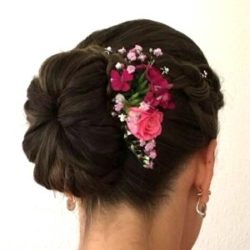 Brautstyling von hinten romantische Hochsteckfrisur für die Braut